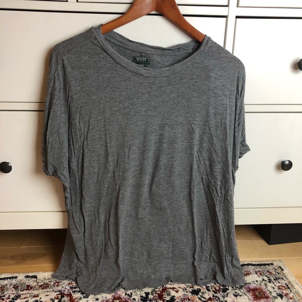 Roots Tee Shirt Size Large, very good condition!!